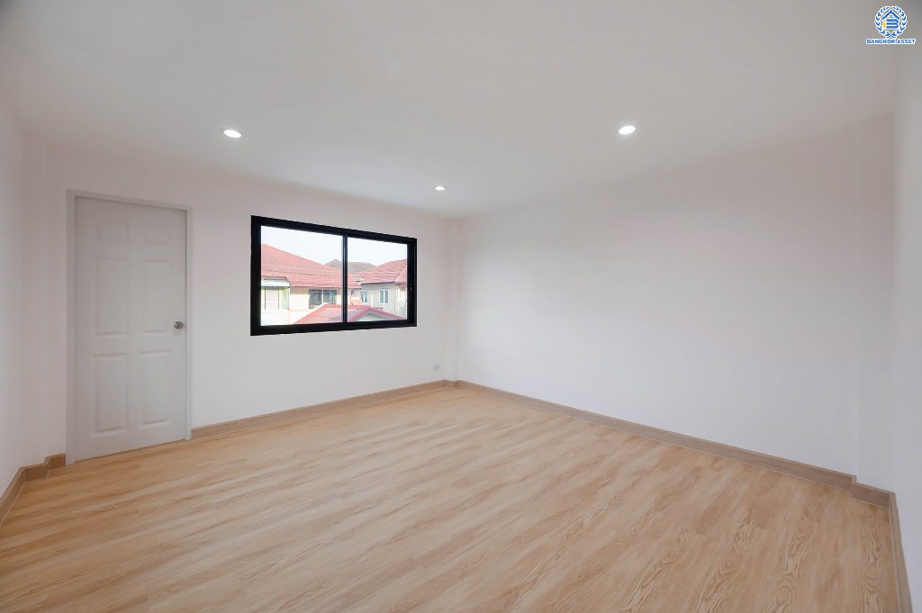 บ้านมือสองตกแต่งใหม่ พระปิ่น2 บรมราชชนนี เนื้อที่ 36.30 ตร.ว. ฟังก์ชัน 2 ห้องนอน 2 ห้องน้ำ เข้า-ออกได้สองเสั้นทาง โครงการติดถนนบรมราชชนนี เชื่อมต่อถนนศาลาธรรมสพน์ ใกล้ทางคู่ขนานลอยฟ้าบรมราชชนนี ใกล้จุดขึ้นทางด่วน "ศรีรัช" และห้างสรรพสินค้าเซ็นทรัลปิ่นเกล้า...